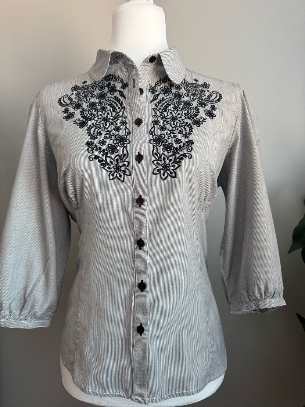 Art and Soul - Western Style Embroidered Collared Button-Front Top in Light Gray